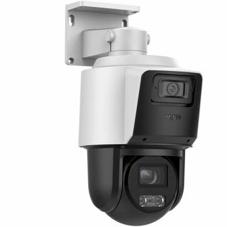 DS-2SE3C404MWG-E/14 TandemVu 4MP PTZ camera with 4x zoom and two-way audio monitoring a commercial entrance